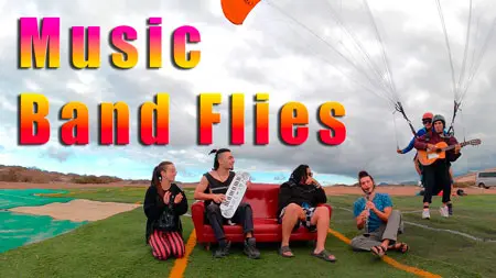 Bande de Música Los Deliciosos vuela en Los Giles en parapente con Christian Fernández del Valle.