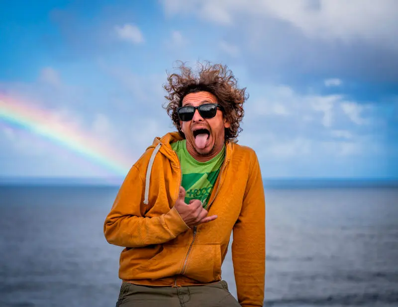 Christian Fernández del Valle en entrevista para el reportaje del piloto más activo del mundo en biplaza de parapente, foto tomada en las coloradas con el arco iris de fondo