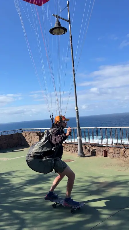 Christian Fernández del Valle practica paraskating en Gran Canaria